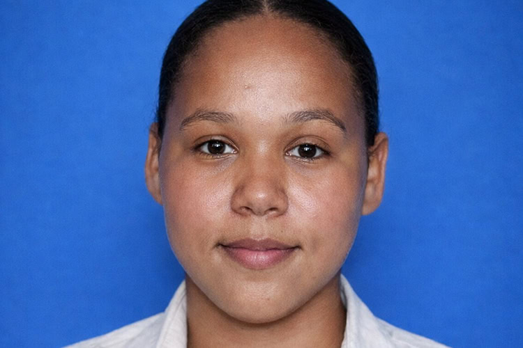 Ten&iacute;a 23 a&ntilde;os. Muri&oacute; a consecuencia de las pu&ntilde;aladas que le asestara once d&iacute;as antes su pareja en la casa com&uacute;n. El feminicida aleg&oacute; que cometi&oacute; el crimen por haberla encontrado sosteniendo una videoconferencia con otro hombre. Tras decirse &laquo;arrepentido&raquo;, asegur&oacute; que su v&iacute;ctima era la mujer que m&aacute;s hab&iacute;a amado. El apu&ntilde;alamiento <strong>ocurri&oacute; el 11 de febrero y el deceso, el d&iacute;a 21</strong>  en el batey Santa Rita, del distrito municipal Santa Luc&iacute;a, El Seibo.