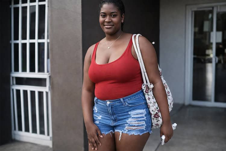 Ten&iacute;a 21 a&ntilde;os. Era estudiante de bachillerato. La mat&oacute; a pu&ntilde;aladas su pareja, con quien conviv&iacute;a desde que ten&iacute;a 17 a&ntilde;os. El feminicidio ocurri&oacute; delante del hijo de ambos de tres a&ntilde;os quien, seg&uacute;n los familiares, no ha vuelto a hablar desde entonces. El feminicida contin&uacute;a pr&oacute;fugo. Ocurri&oacute; el <strong>31 de enero</strong> en Los Bajos de Haina, San Crist&oacute;bal.