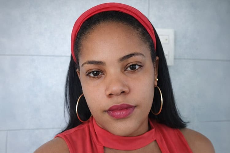 Ten&iacute;a 32 a&ntilde;os. Muri&oacute; a consecuencia de las heridas de bala que le produjo su expareja cuatro d&iacute;as antes. Cuando se entreg&oacute; a la polic&iacute;a, el feminicida justific&oacute; su crimen alegando haber visto a su v&iacute;ctima salir de una caba&ntilde;a en compa&ntilde;&iacute;a de su &laquo;peor enemigo&raquo;. Su versi&oacute;n fue recogida por numerosos medios digitales y se volvi&oacute; viral. La mujer fue v&iacute;ctima de una campa&ntilde;a de desprestigio en las redes. Pese a su estado de gravedad, el hospital permiti&oacute; a periodistas locales entrevistarla. Ella desminti&oacute; que al momento del ataque estuviera en una caba&ntilde;a, reiter&oacute; que estaba separada de su agresor y denunci&oacute; el constante acoso a que estaba sometida. Calific&oacute; la versi&oacute;n del feminicida de malintencionada. La agresi&oacute;n ocurri&oacute; el <strong>16 de febrero</strong> y el deceso, el 22 de febrero, en el sector Mam&aacute; Ting&oacute;, Vista al Valle, San Francisco de Macor&iacute;s.