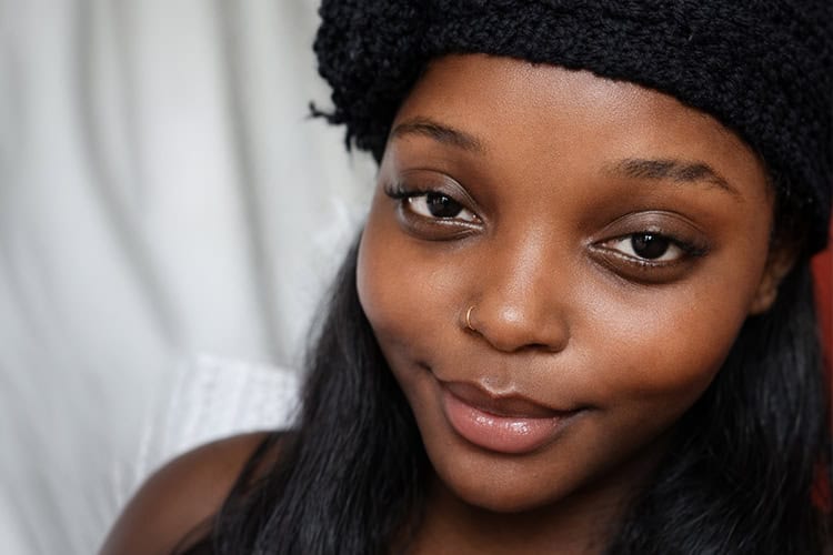 Ten&iacute;a 24 a&ntilde;os. Ten&iacute;a dos hijas. Apareci&oacute; ahorcada junto a la cama conyugal, lo que despert&oacute; sospechas sobre su pareja. En un v&iacute;deo familiar, se ve a la joven, apenas unas horas antes del hallazgo del cad&aacute;ver, compartir alegremente en el cumplea&ntilde;os de su padre. El sospechoso de feminicidio fue quien les inform&oacute; a sus parientes de la muerte de la joven alrededor de las cinco de la ma&ntilde;ana. Hasta el momento de escribir esta nota, el hombre no ha sido imputado y el caso contin&uacute;a en investigaci&oacute;n. Ocurri&oacute; el <strong>19 de enero </strong>en el sector Gualey, Distrito Nacional.