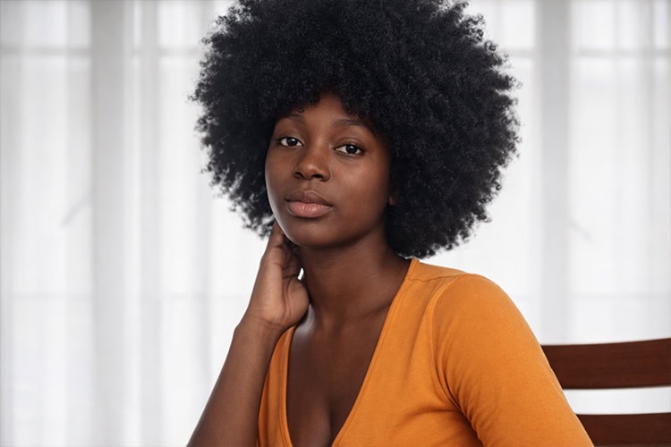 Ten&iacute;a 17 a&ntilde;os. Estaba embarazada. La mat&oacute; de ocho pu&ntilde;aladas su pareja, quien la maltrataba con frecuencia. La joven ten&iacute;a un hijo de dos a&ntilde;os, que el feminicida dej&oacute; encerrado en la vivienda junto al cad&aacute;ver de su madre. Seg&uacute;n audios enviados por la v&iacute;ctima a un amigo, a quien ped&iacute;a ayuda, el feminicida se opon&iacute;a a que ella viajara a San Pedro de Macor&iacute;s para asistir al velatorio de su abuela paterna. Vecinos del barrio describen a la adolescente como amable, siempre con su hijo en brazos. Ocurri&oacute; el <strong>4 de enero</strong> en el sector Los Peralejos, Distrito Nacional.