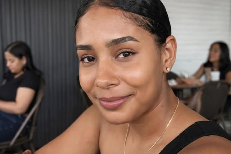 Ten&iacute;a 25 a&ntilde;os. Era estudiante de t&eacute;rmino de Bioan&aacute;lisis. La mat&oacute; de un disparo un teniente coronel con quien manten&iacute;a una relaci&oacute;n sentimental. Viaj&oacute; de  Azua a la capital para encontrarse con &eacute;l. El feminicida adujo que el disparo fue accidental, lo que desminti&oacute; la autopsia. Al parecer, discutieron en el interior de un veh&iacute;culo, por lo que antes de ser asesinada la joven llam&oacute; a una hermana para pedirle que fuera a buscarla. Ocurri&oacute; el <strong>25 de enero</strong> en la avenida Freddy Beras Goico, Parque Mirador Sur, Distrito Nacional.