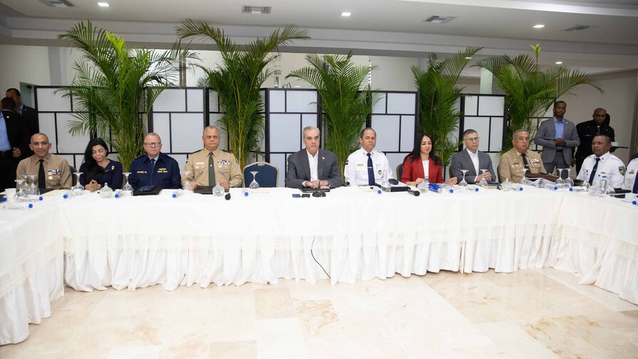 Abinader encabeza reuni&oacute;n de Seguridad Ciudadana en la Polic&iacute;a Nacional