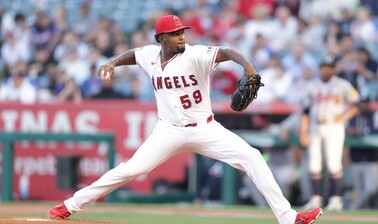 Jos&eacute; Soriano hace historia en el mont&iacute;culo: Los Angelinos vencen a Toronto y evitan la barrida