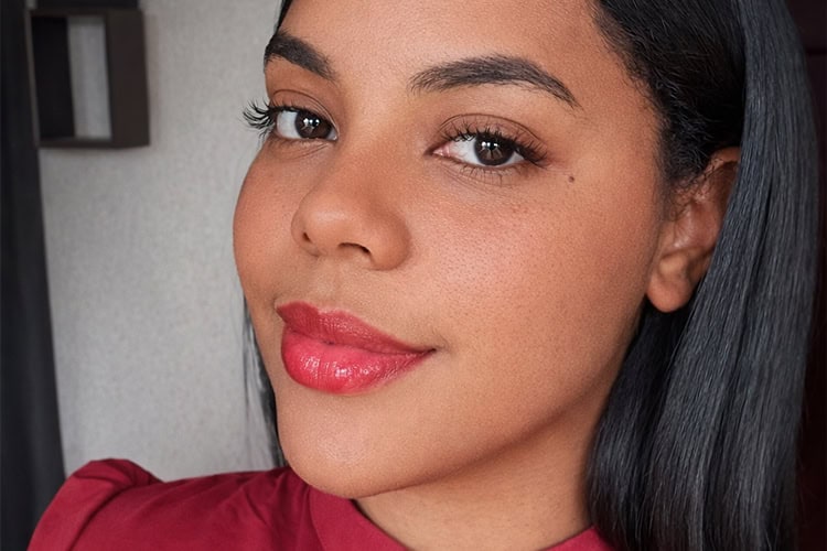 Ten&iacute;a 20 a&ntilde;os. Cursaba una licenciatura en Contabilidad en la  UASD. Sus profesores y compa&ntilde;eros resaltaron su inteligencia y la excelencia de su r&eacute;cord acad&eacute;mico. La mat&oacute; de un balazo su exnovio. El feminicida lleg&oacute; a la casa paterna de su v&iacute;ctima  con el pretexto de entregarle una computadora. Informado de que la joven a&uacute;n dorm&iacute;a, pidi&oacute; pasar al ba&ntilde;o, y se dirigi&oacute; a la habitaci&oacute;n de su v&iacute;ctima. Ocurri&oacute; el<strong> 8 de febrero</strong> en el sector Los Girasoles, Distrito Nacional.