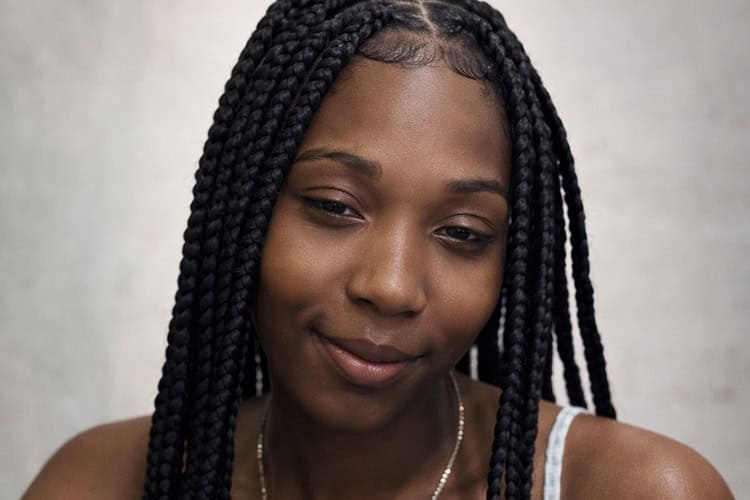 Ten&iacute;a 22 a&ntilde;os. Fue violada por tres hombres, golpeada hasta la muerte y su cad&aacute;ver dejado en una cisterna. Uno de ellos, considerado autor intelectual del feminicidio, acosaba a la joven con pretensiones sexuales. Varios mensajes por WhatsApp contienen pruebas de ese acoso y de amenazas de muerte. Temerosas por la suerte de la v&iacute;ctima, la madre y una hermana acudieron a la polic&iacute;a para depositar una querella, pero les pidieron regresar al d&iacute;a siguiente. No tuvieron que hacerlo porque la joven mujer ya hab&iacute;a sido brutalmente asesinada. Ocurri&oacute; el <strong>14 de febrero</strong> en el sector El Capacito, municipio San Antonio de Guerra.