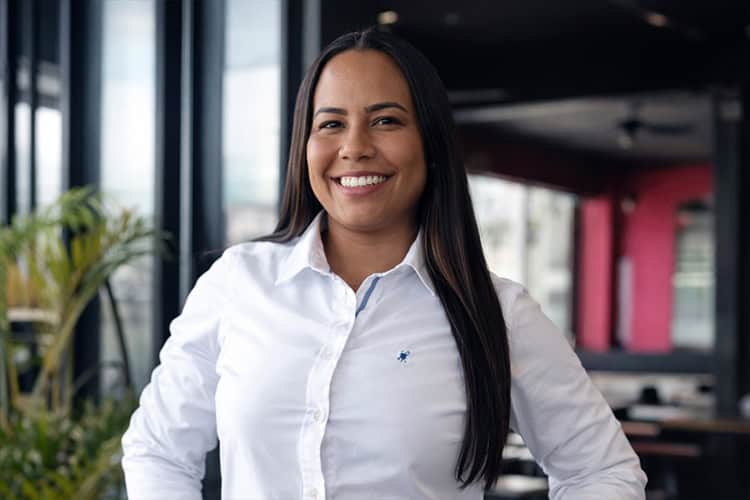 Ten&iacute;a 32 a&ntilde;os. Era profesora en un colegio en Cristo Rey. Muri&oacute; dos d&iacute;as despu&eacute;s de que su pareja le disparara a la cabeza. Dos hijos de nueve y dos a&ntilde;os quedan hu&eacute;rfanos. Seg&uacute;n dijeron familiares, la  v&iacute;ctima ten&iacute;a la intenci&oacute;n de separarse a causa de las frecuentes y p&uacute;blicas infidelidades del feminicida. Un reclamo de ella por esta conducta recibi&oacute; el disparo como respuesta cuando ambos, en compa&ntilde;&iacute;a de un amigo, se dirig&iacute;an a la casa compartida luego de celebrar por el a&ntilde;o nuevo. Entre ambos, la llevaron al Hospital Moscoso Puello, donde la dejaron abandonada.  Ocurri&oacute; el <strong>2 de enero</strong> en el sector en el sector La Zurza , Santo Domingo Norte.