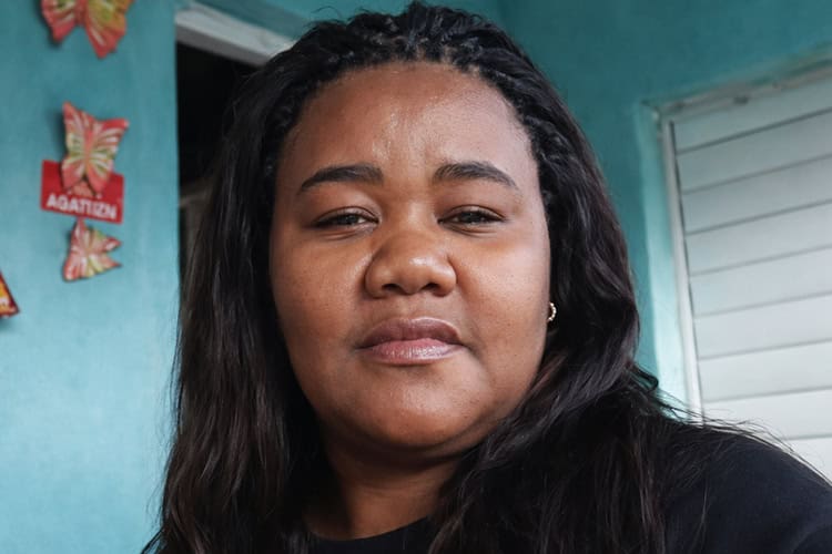 Ten&iacute;a 54 a&ntilde;os. Se ganaba la vida vendiendo frutas, t&eacute;, caf&eacute; y otros comestibles en la parada Consuelo-Hato Mayor. La estrangul&oacute; su expareja, quien ten&iacute;a una orden de alejamiento por violencia de g&eacute;nero. Para cometer el hecho, entr&oacute; a la casa violentando una ventana.  Ella decidi&oacute; romper con &eacute;l cuando supo que hab&iacute;a cumplido cinco a&ntilde;os de prisi&oacute;n por violencia contra una pareja anterior, pero &eacute;l insist&iacute;a en la reconciliaci&oacute;n. Tras su crimen, el hombre se suicid&oacute;. Ocurri&oacute; el<strong> 31 de enero</strong> en el barrio Los Maestros, del municipio de Consuelo, provincia San Pedro de Macor&iacute;s.