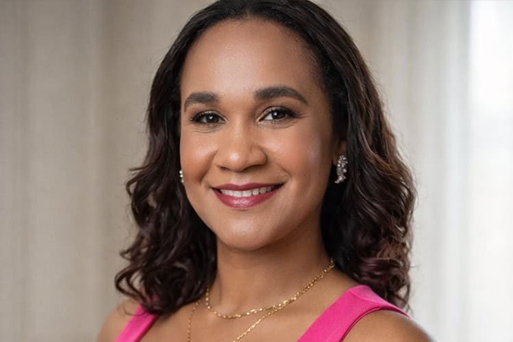 Ten&iacute;a 28 a&ntilde;os. Era comerciante y administraba una banca de apuestas. La mat&oacute; a balazos su expareja, con quien procre&oacute; una hija. Se hab&iacute;an separado en diciembre del a&ntilde;o pasado. Negado a aceptar la separaci&oacute;n,  el feminicida entr&oacute; de madrugada en la casa de su v&iacute;ctima para consumar el crimen, tras lo cual se suicid&oacute;. Ocurri&oacute; el <strong>15 de marzo</strong>  en la comunidad de Comedero Arriba, S&aacute;nchez Ram&iacute;rez.