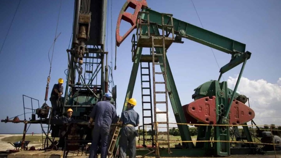 El petr&oacute;leo de Texas se hunde un 16 % tras acordar EE. UU. e Ir&aacute;n un alto al fuego