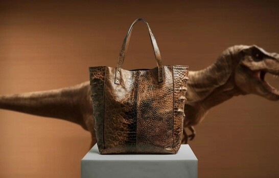 Crean un bolso de lujo con prote&iacute;na reconstruida de T-Rex