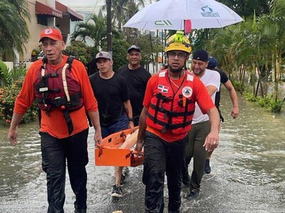 Inundaciones: Rescatan hombre atrapado en alcantarilla en Las Praderas