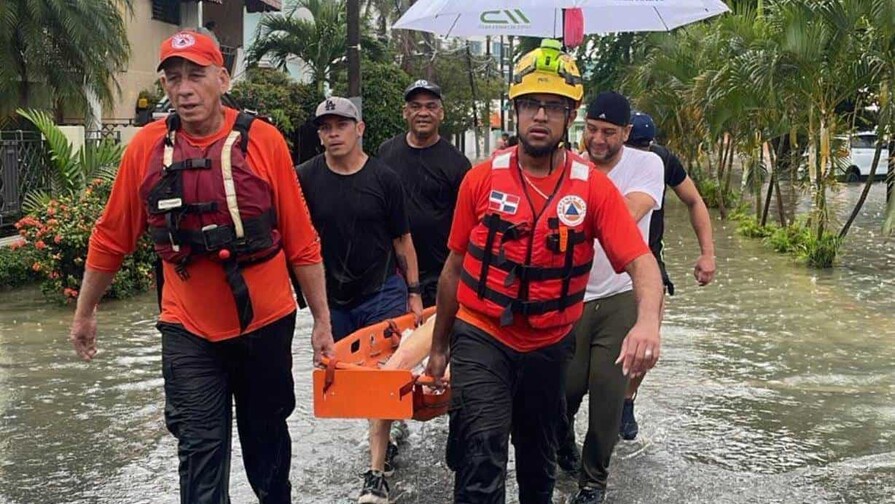 Rescatan con vida a hombre que qued&oacute; atrapado en una alcantarilla en Santo Domingo Oeste