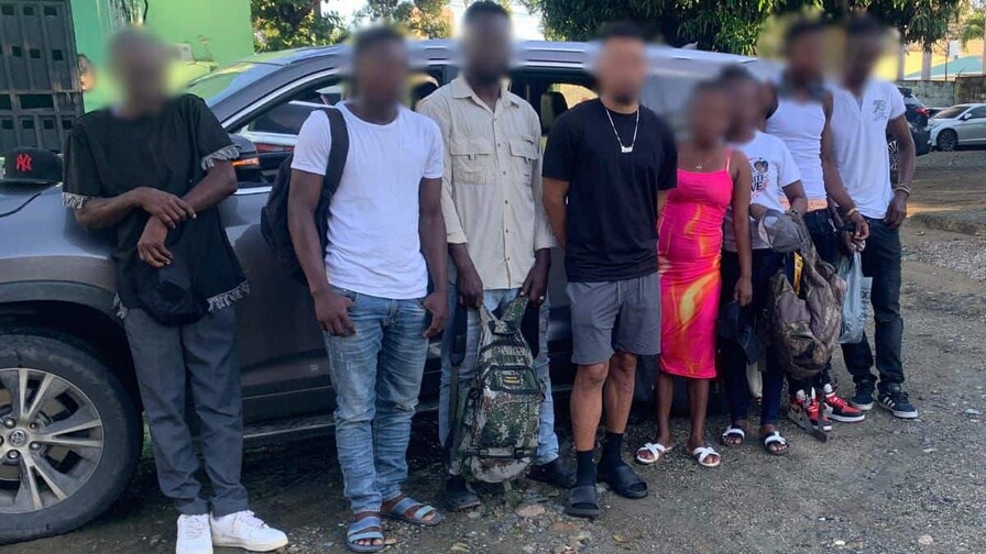 Detienen a dominicano que fue sorprendido trasladando haitianos indocumentados en Santiago Rodr&iacute;guez