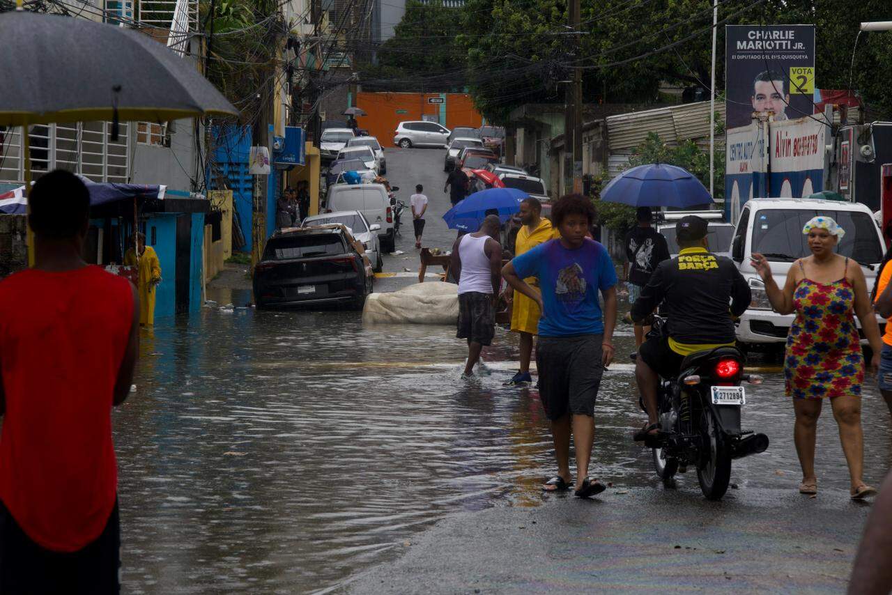 Calle anegada en el ensanche Quisqueya.
