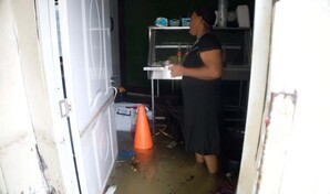 "Nos quedamos sin nada": lluvias afectan hogares en el Ensanche Quisqueya