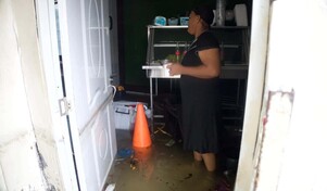 "Nos quedamos sin nada": lluvias afectan hogares en el Ensanche Quisqueya