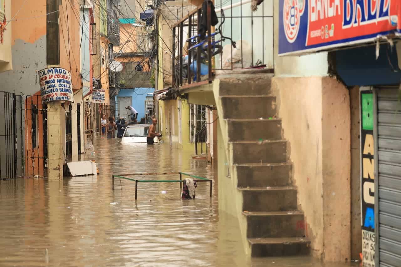 Callej&oacute;n inundado de agua en el sector Los R&iacute;os.