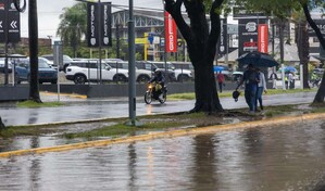 Inundaciones dificultan el tr&aacute;nsito en el Gran Santo Domingo