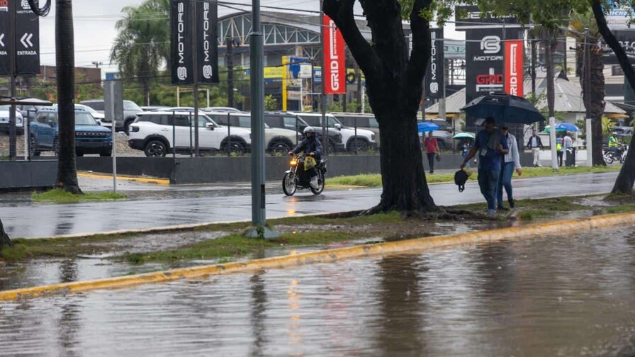 Inundaciones dificultan el tránsito en el Gran Santo Domingo