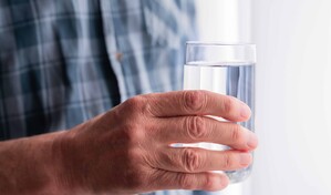 El enemigo silencioso del adulto mayor: falta de agua es el principal riesgo de fracturas y ca&iacute;das