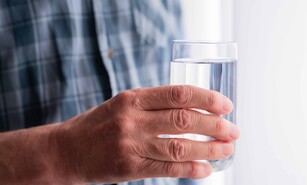 El enemigo silencioso del adulto mayor: falta de agua es el principal riesgo de fracturas y ca&iacute;das