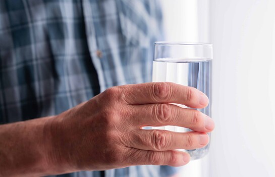 El enemigo silencioso del adulto mayor: falta de agua es el principal riesgo de fracturas y ca&iacute;das