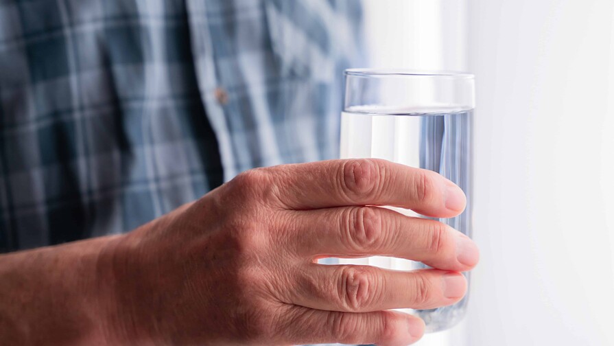 El enemigo silencioso del adulto mayor: falta de agua es el principal riesgo de fracturas y caídas