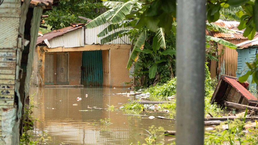Lluvias por vaguada dejan 1,024 viviendas afectadas y 5,120 desplazados Lluvias por vaguada dejan 1,024 viviendas afectadas y 5,120 desplazados
