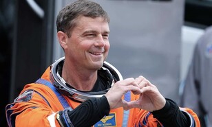 La NASA honra el amor en la misi&oacute;n Artemis II con el cr&aacute;ter Carroll