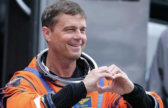 La NASA honra el amor en la misi&oacute;n Artemis II con el cr&aacute;ter Carroll