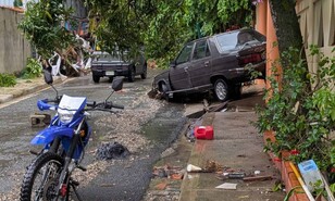 Golpe de agua en Don Honorio arrastra carros y deja la calle A intransitable