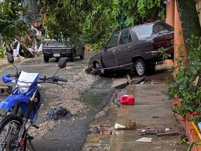 Muro colapsa y arrastra vehículos en Don Honorio tras vaguada