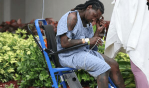 El rapero Offset reaparece fumando en el hospital tras ser baleado