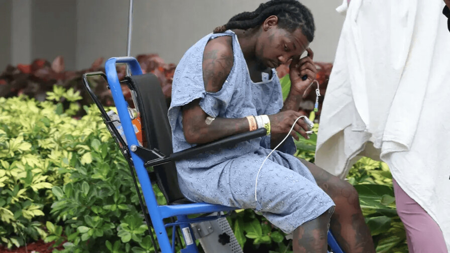 El rapero Offset reaparece fumando en el hospital tras ser baleado El rapero Offset reaparece fumando en el hospital tras ser baleado
