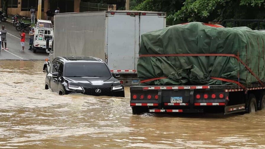No cruces ríos o calles inundadas en tu vehículo: la exhortación de la Defensa Civil por las lluvias