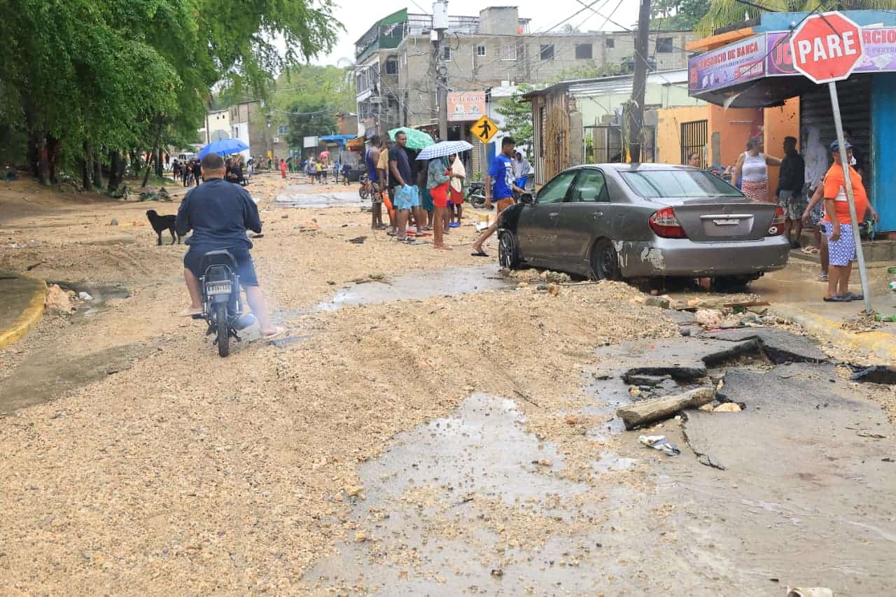 Las lluvias causaron da&ntilde;os en el asfalto de la comunidad.
