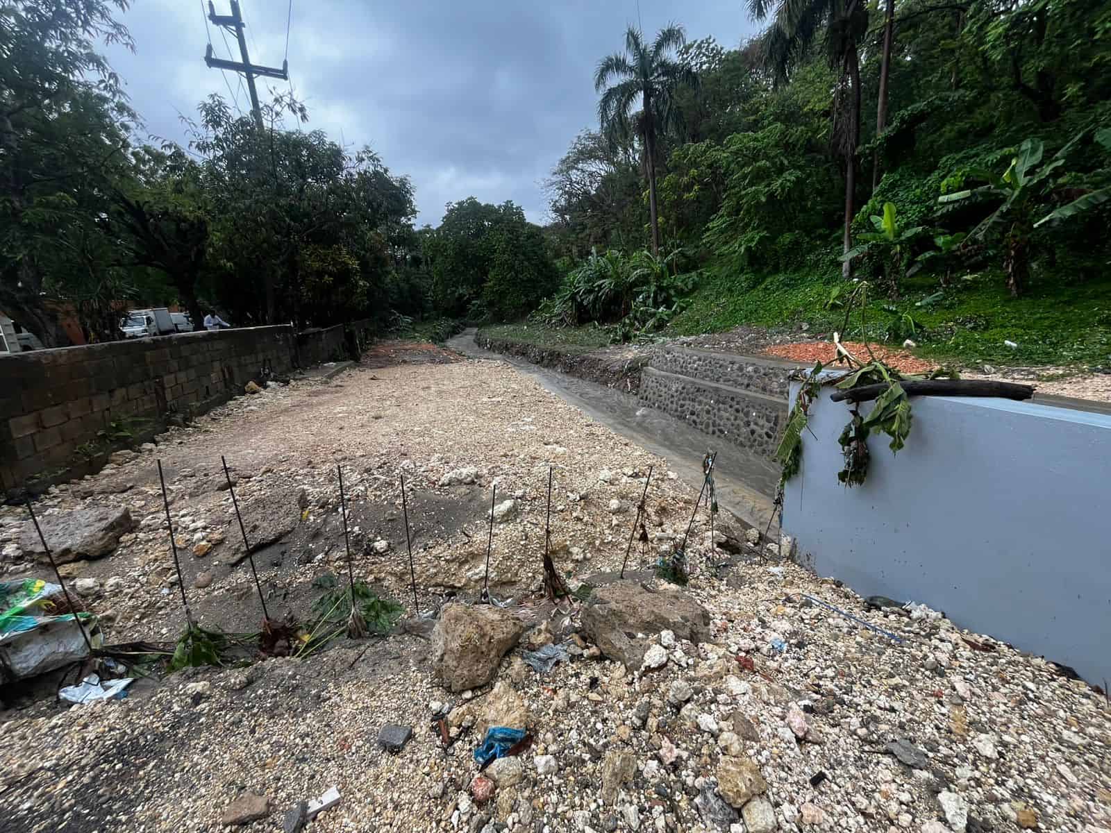 Parte del muro construido en la parte de la ca&ntilde;ada. correspondiente a Colinas del Seminario.