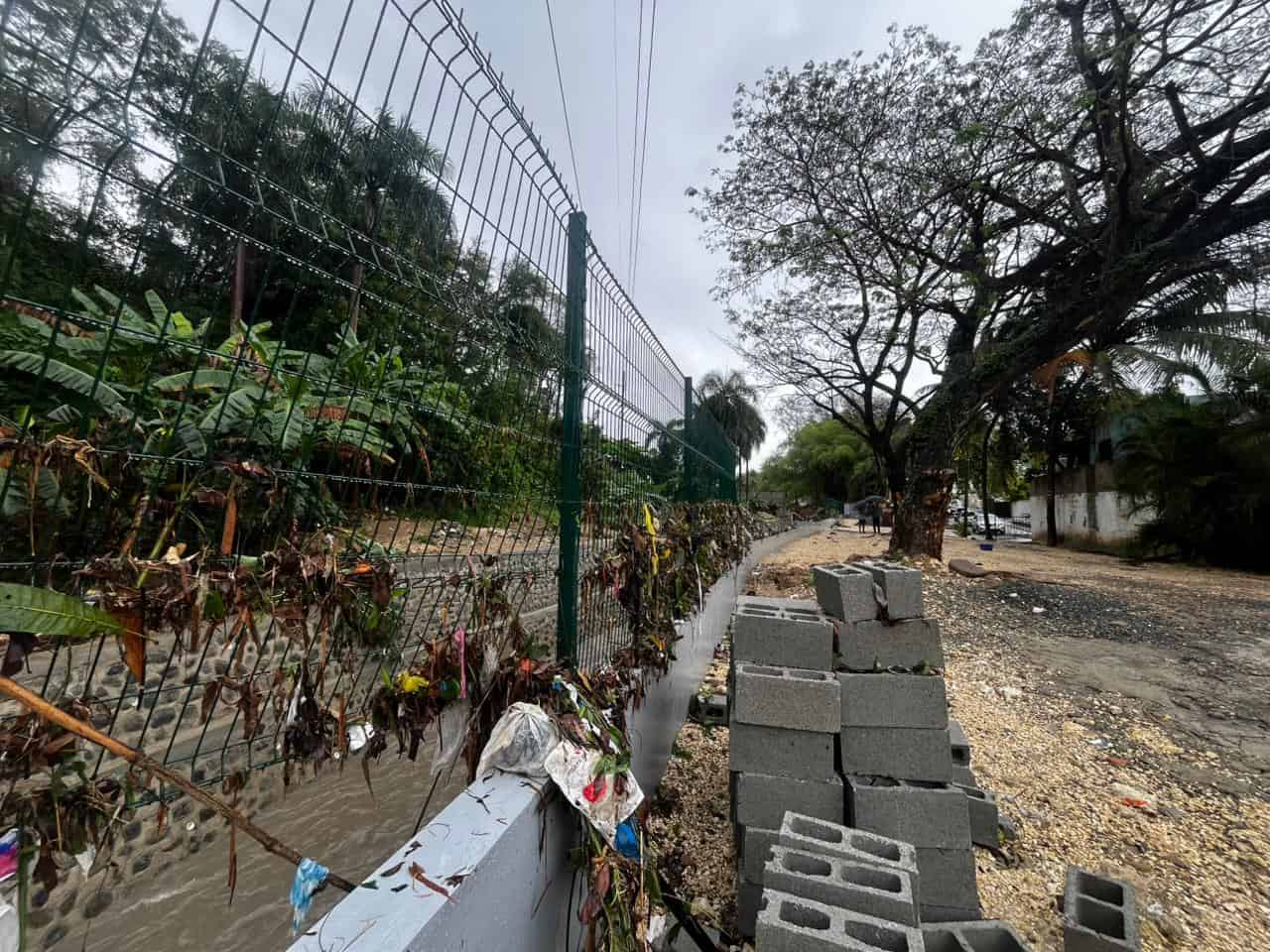 Parte del muro construido en la parte de la ca&ntilde;ada. correspondiente a Colinas del Seminario.