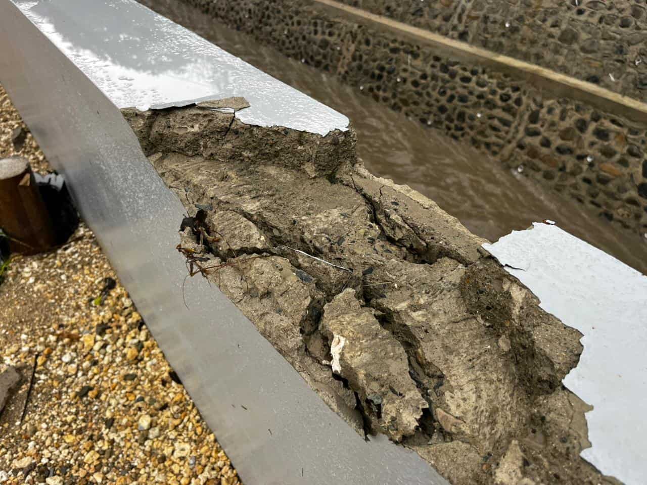 Parte del muro construido en la parte de la ca&ntilde;ada. correspondiente a Colinas del Seminario.