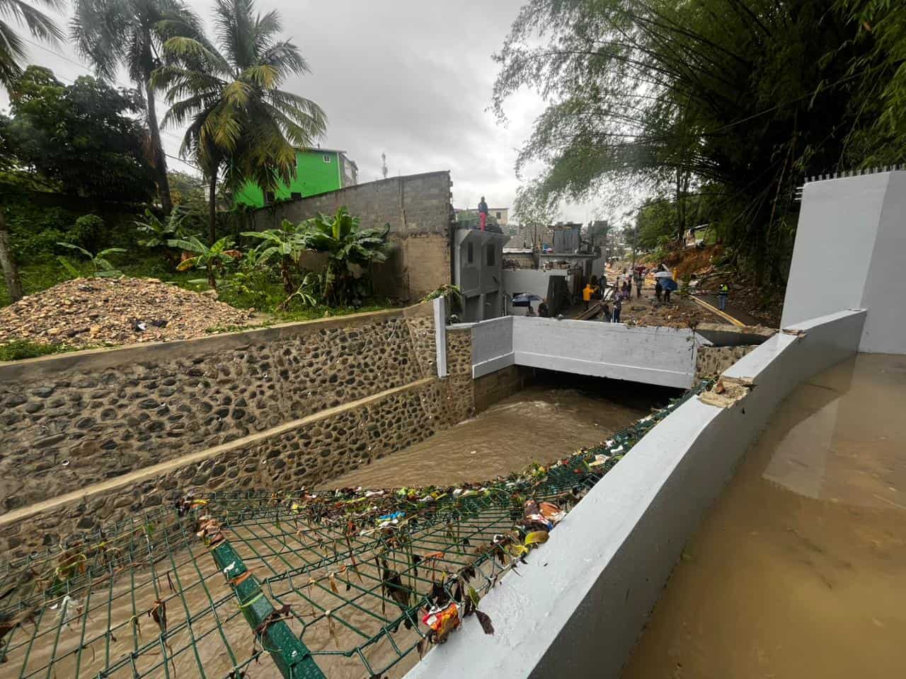 Parte del muro construido en la parte de la ca&ntilde;ada. correspondiente a Colinas del Seminario.
