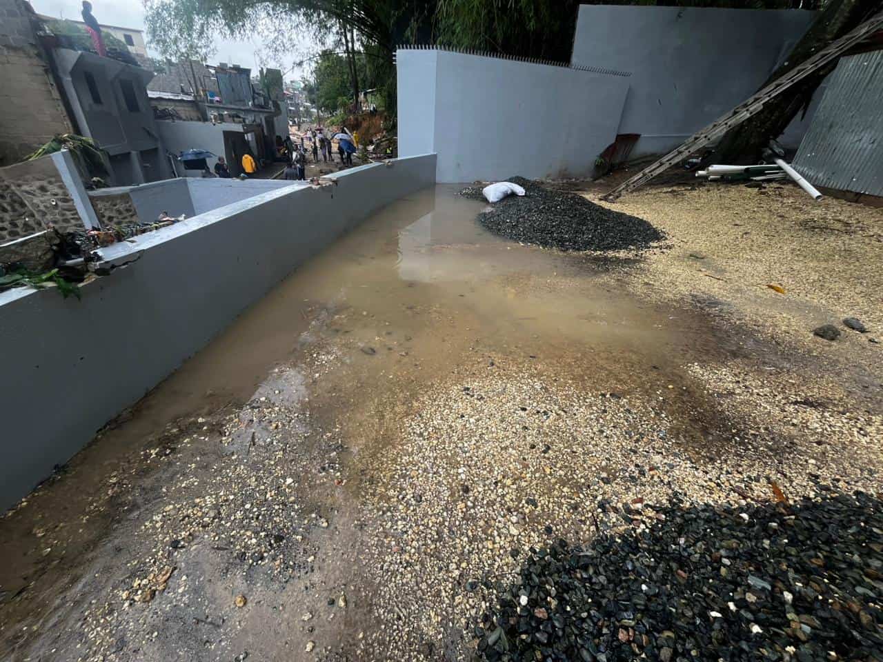 Parte del muro construido en la parte de la ca&ntilde;ada. correspondiente a Colinas del Seminario.