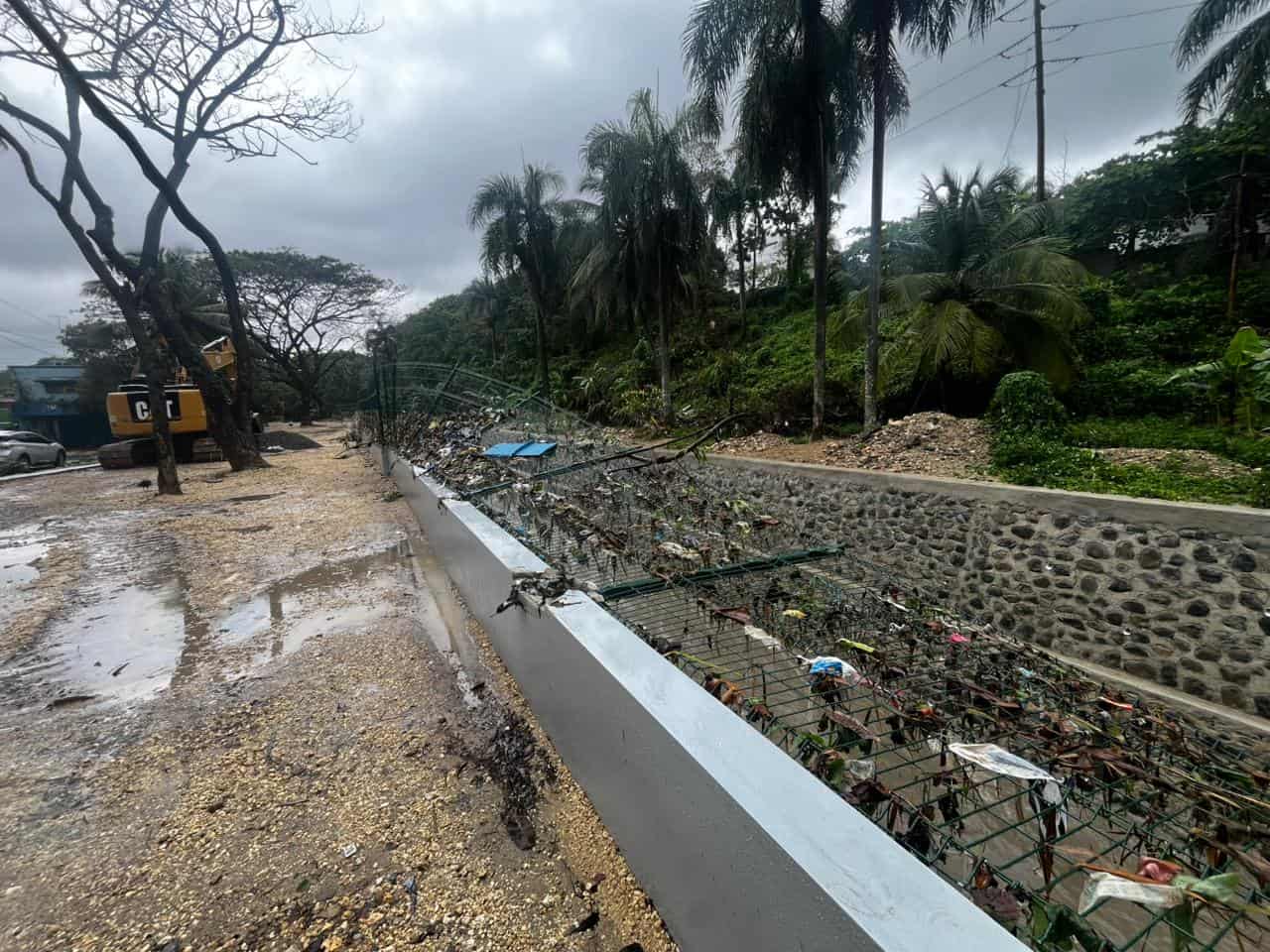 Parte del muro construido en la parte de la ca&ntilde;ada. correspondiente a Colinas del Seminario.