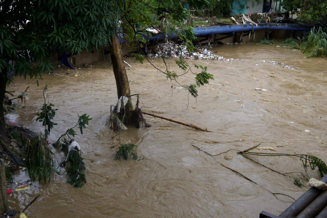 Desborde de río Lebron en el kilometro 20 de la autopista Duarte