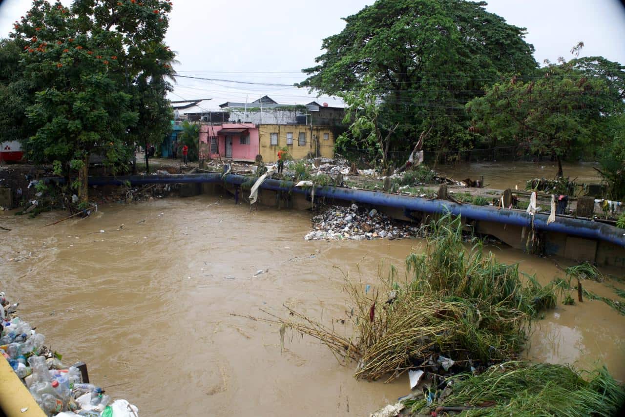 El r&iacute;o Lebr&oacute;n, luego de que la madrugada de este miercoles se desbordara e inundara decenas de viviendas en el sector Nuevo Amanecer.