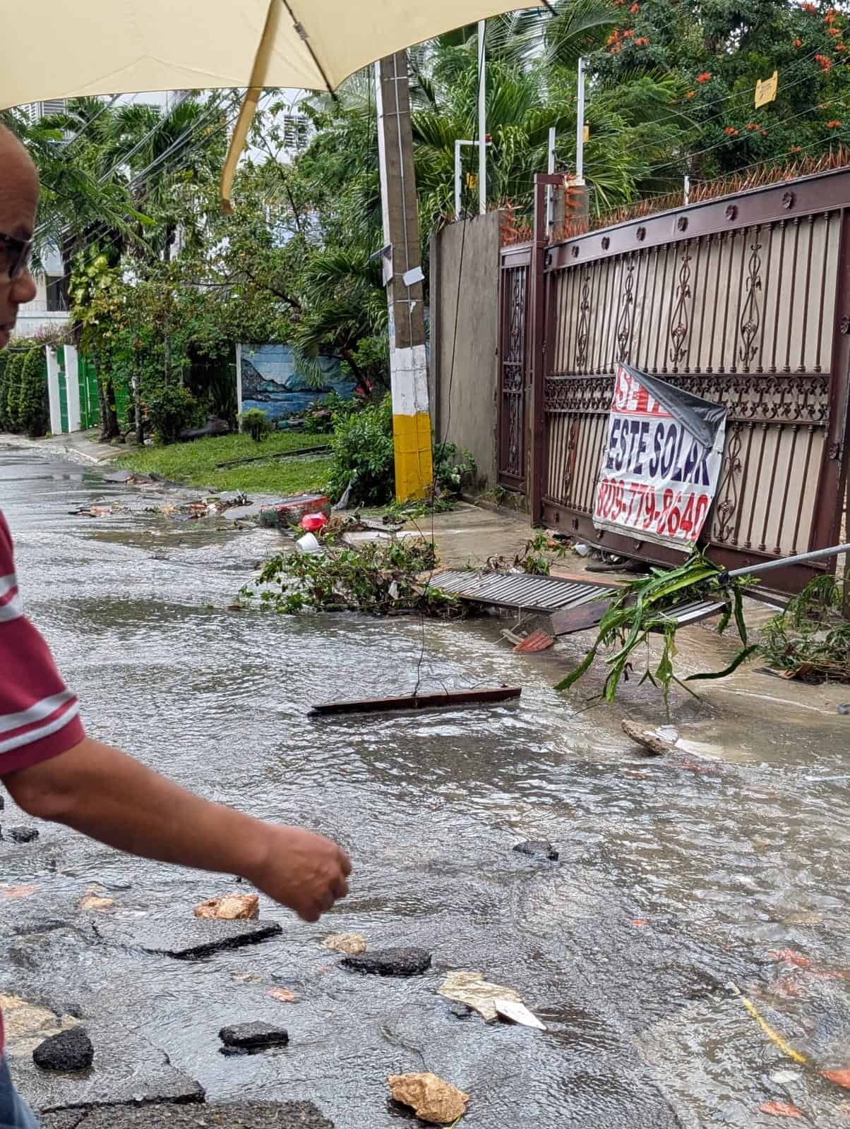 El portón principal colapsó en el sector Alan III por la presión del agua, que además arrastró matas y escombros.