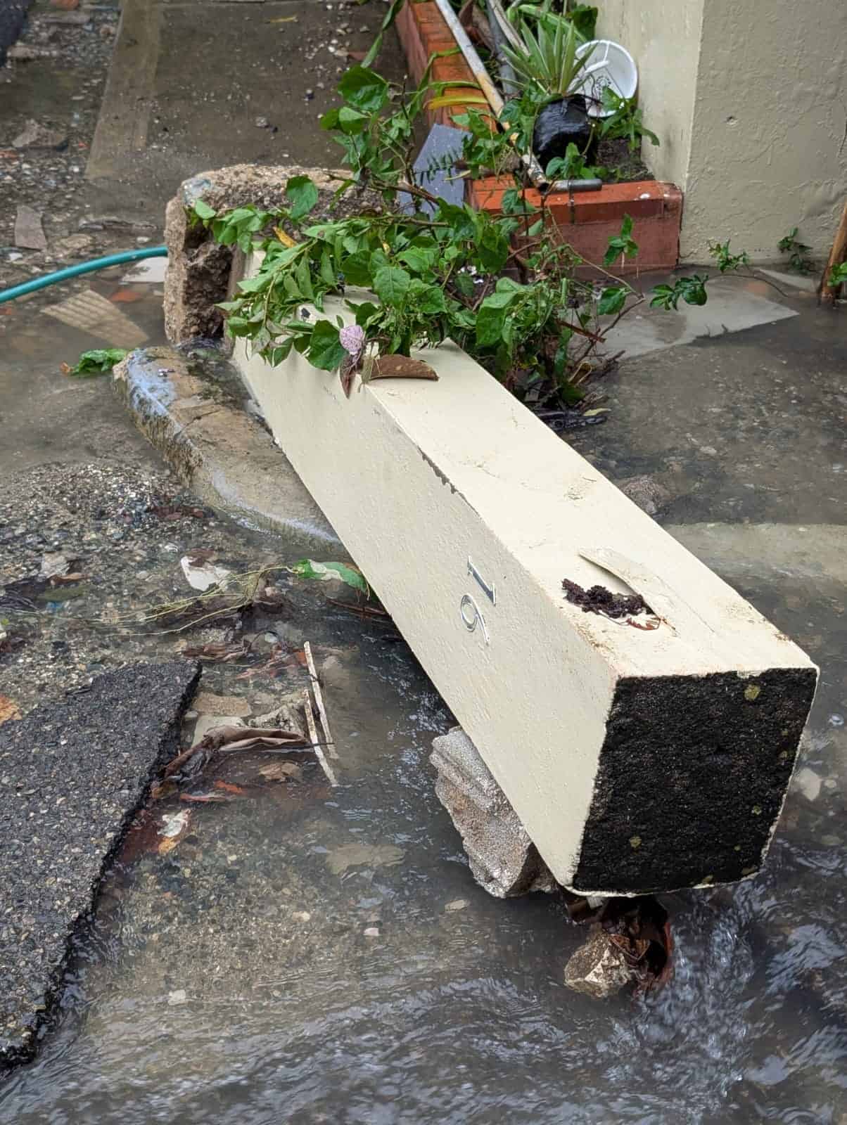 Estructura derribada por la acumulación de agua en la zona afectada.