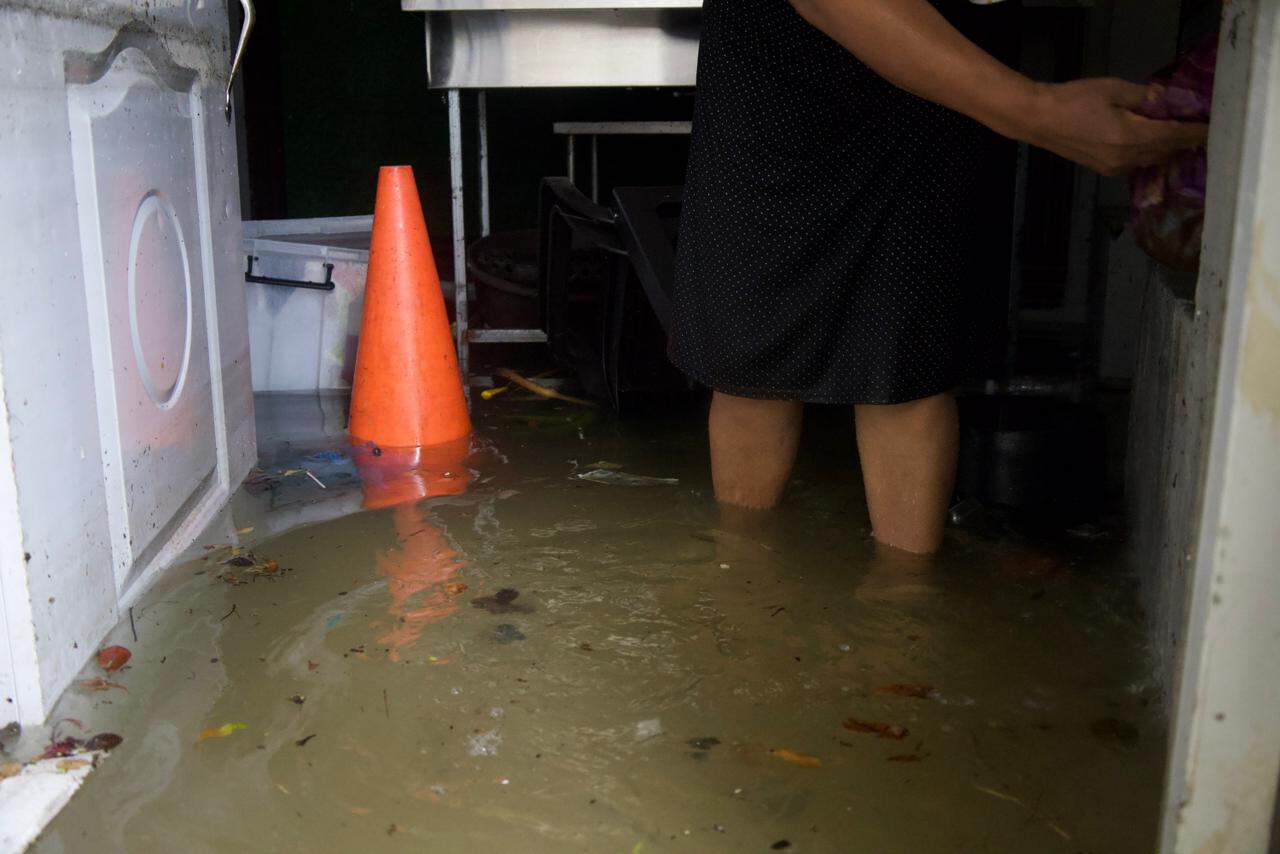 Viviendas anegadas dejaron escenas como esta en el Ensanche Quisqueya