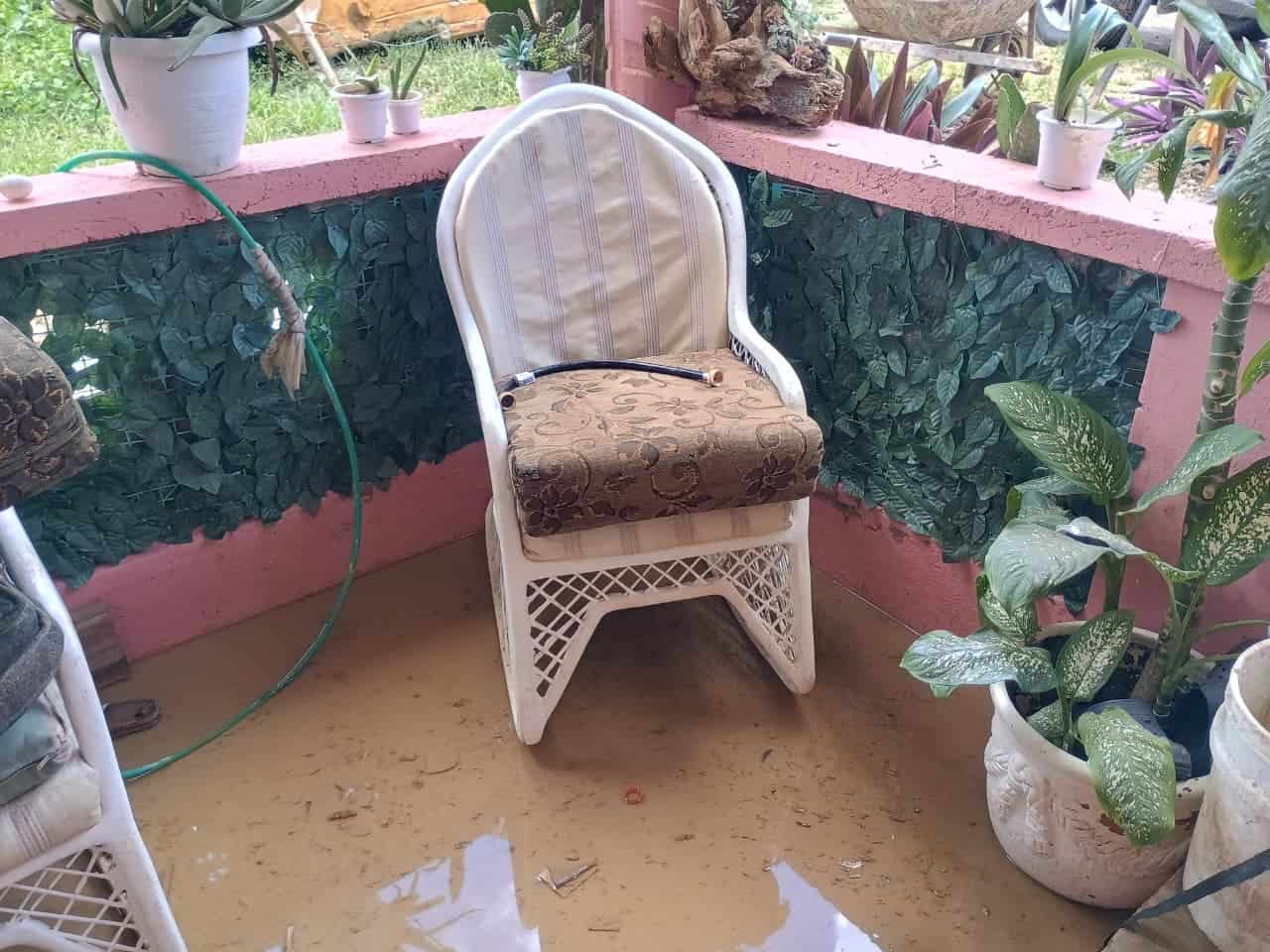 A veces los afectados duran hasta tres d&iacute;as para sacar el agua de su casa.