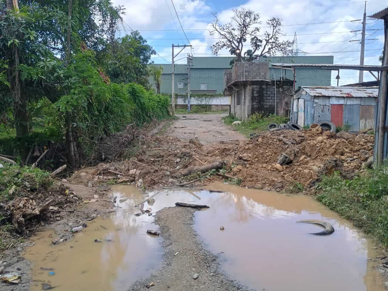 Para poder drenar las aguas del pasado martes y mi&eacute;rcoles fue necesario abrir una zanja en medio de la calle principal.